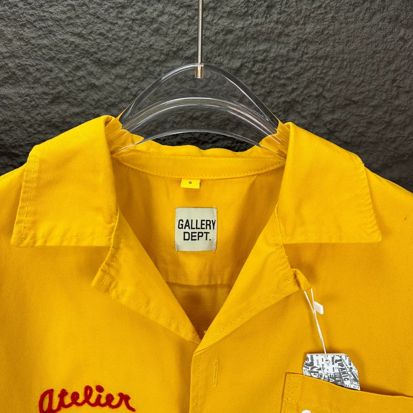 P240 GALLERY DEPT. 2025 new embroidered letter LOGO couple style loose denim short-sleeved shirt 🔥High version🔥High version🔥 Original customized denim fabric, the same high-end denim fabric as the Internet celebrity star, simple and loose version with multiple embroidered letter LOGO designs, very high-end and stylish! The fabric feels very comfortable, and it’s a denim short-sleeved shirt that’s super versatile and looks great! ! Complete with three standards, same style for men and women 👫A must-have item for everyone Color: yellow, white Size: S-XL